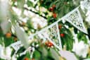 partydeco Papiergirlande Perlmutt Weiß Rosen-Ornament Wimpelkette Bild 3