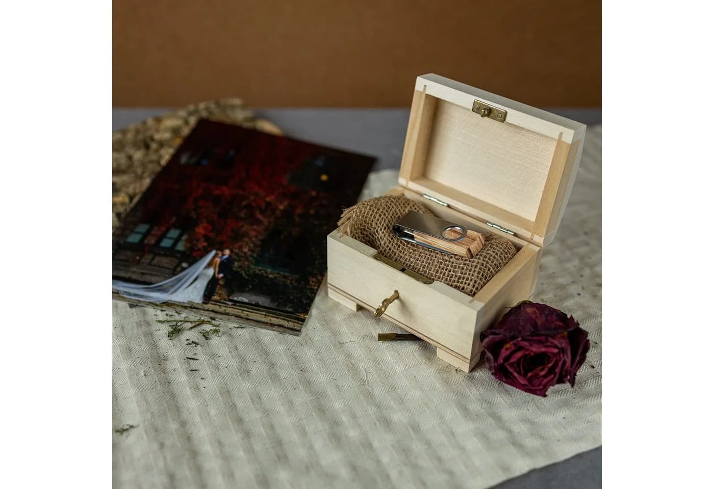 Creative Deco Holzkiste Schatztruhe mit Schloss und Deckel - Bild 5