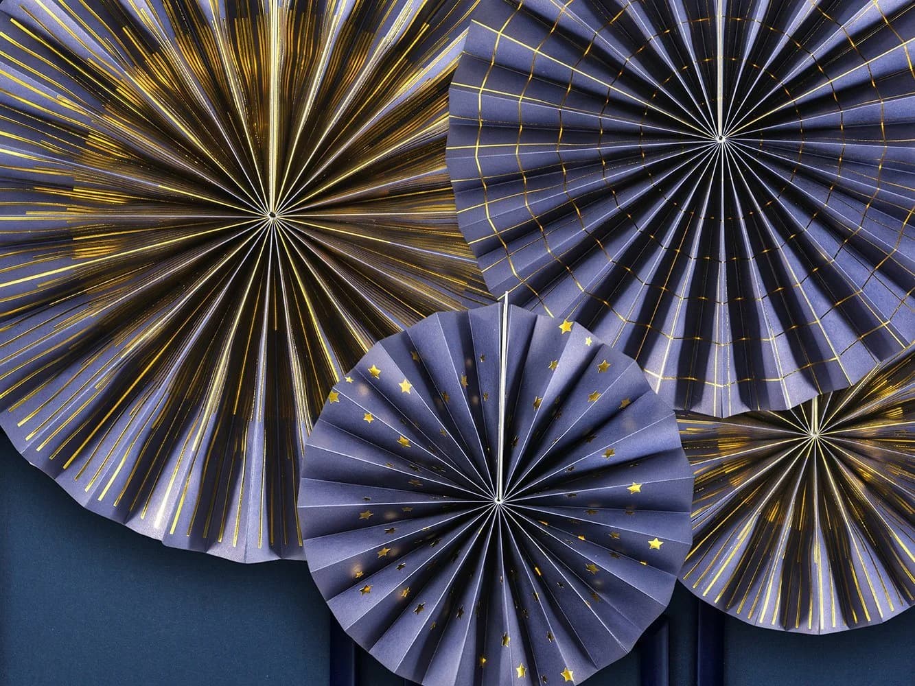 partydeco Papierrosette 4er Set Blau Gold Sternmuster - Bild 3
