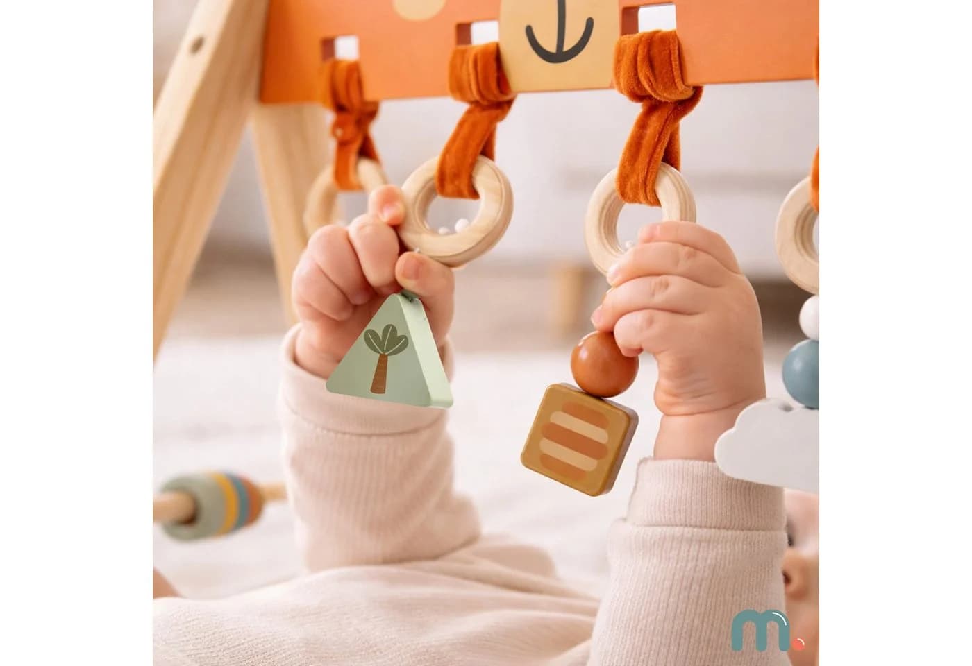 Mamabrum Baby Gym Holz Spielbogen Montessori mit Anhängern - Bild 5