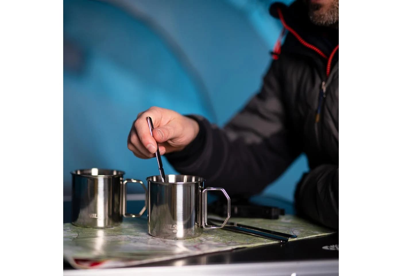 NILS CAMP Campingbecher Set 4-tlg. Edelstahl mit Faltgriff Silber
