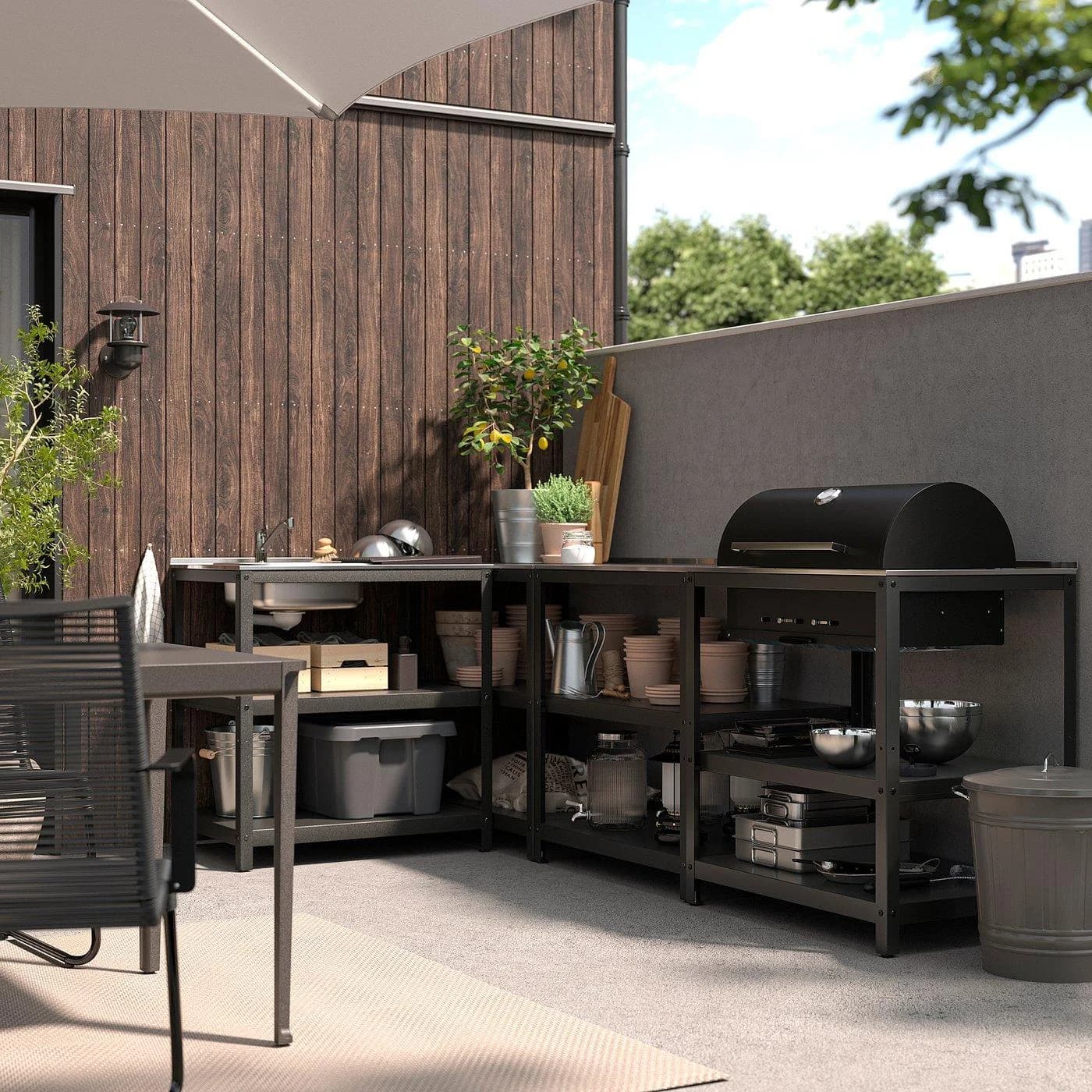 IKEA GRILLSKÄR Küche mit Spüleneinheit und Kohlegrill in Grau