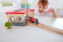 Hape Großer Lokschuppen Bunt Spielzeugeisenbahn Erweiterung Bild 3