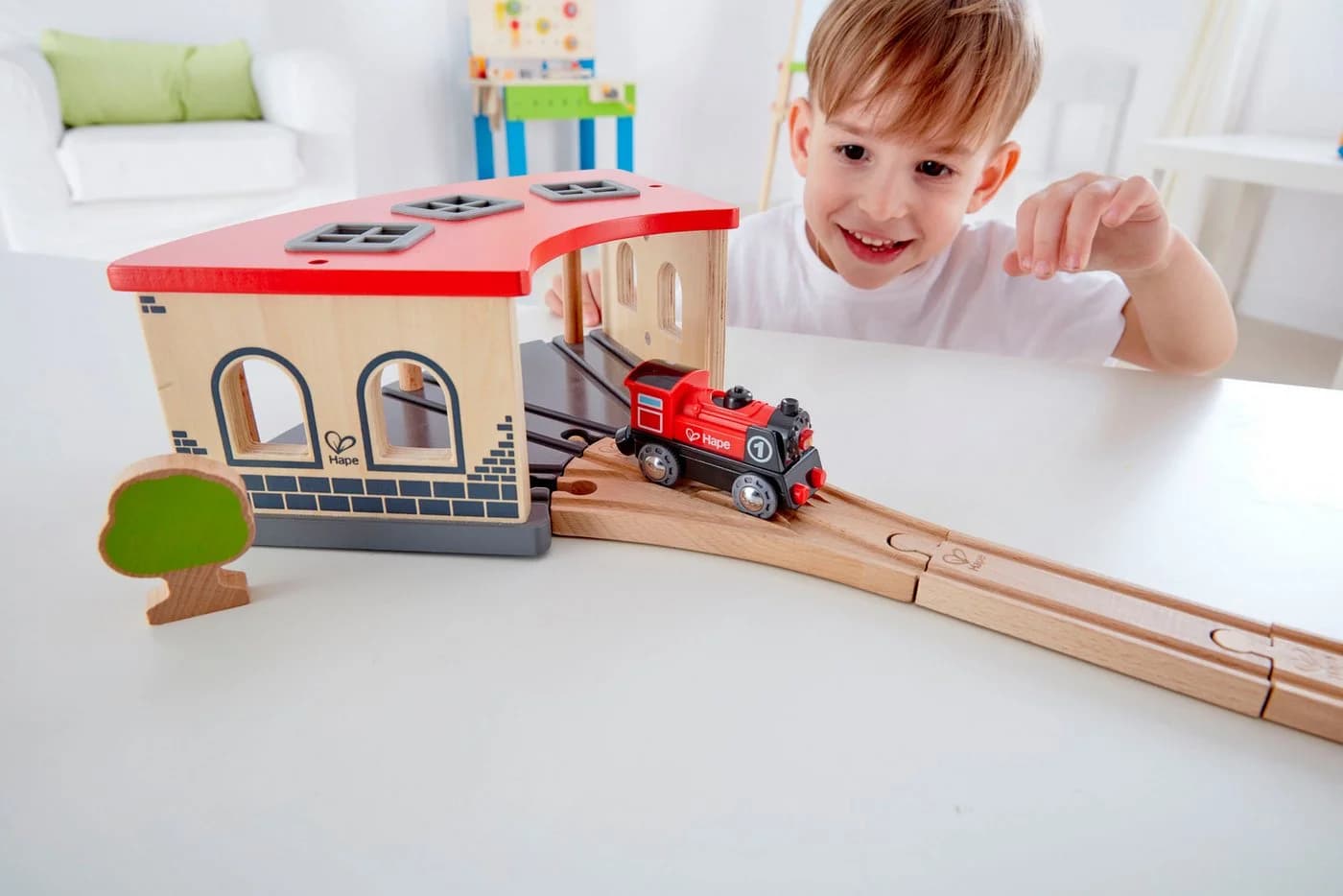 Hape Großer Lokschuppen Bunt Spielzeugeisenbahn Erweiterung - Bild 3
