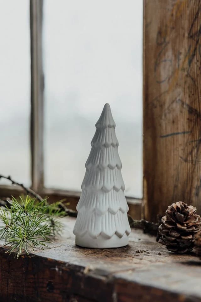 Storefactory Dekobaum Granbacken Tannenbaum aus Keramik Weiß