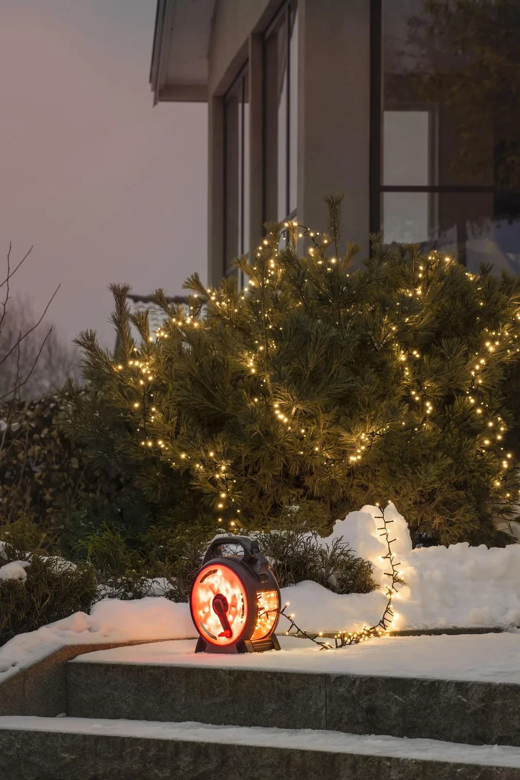 Weihnachts-Lichterkette aus Kunststoff und Kabel