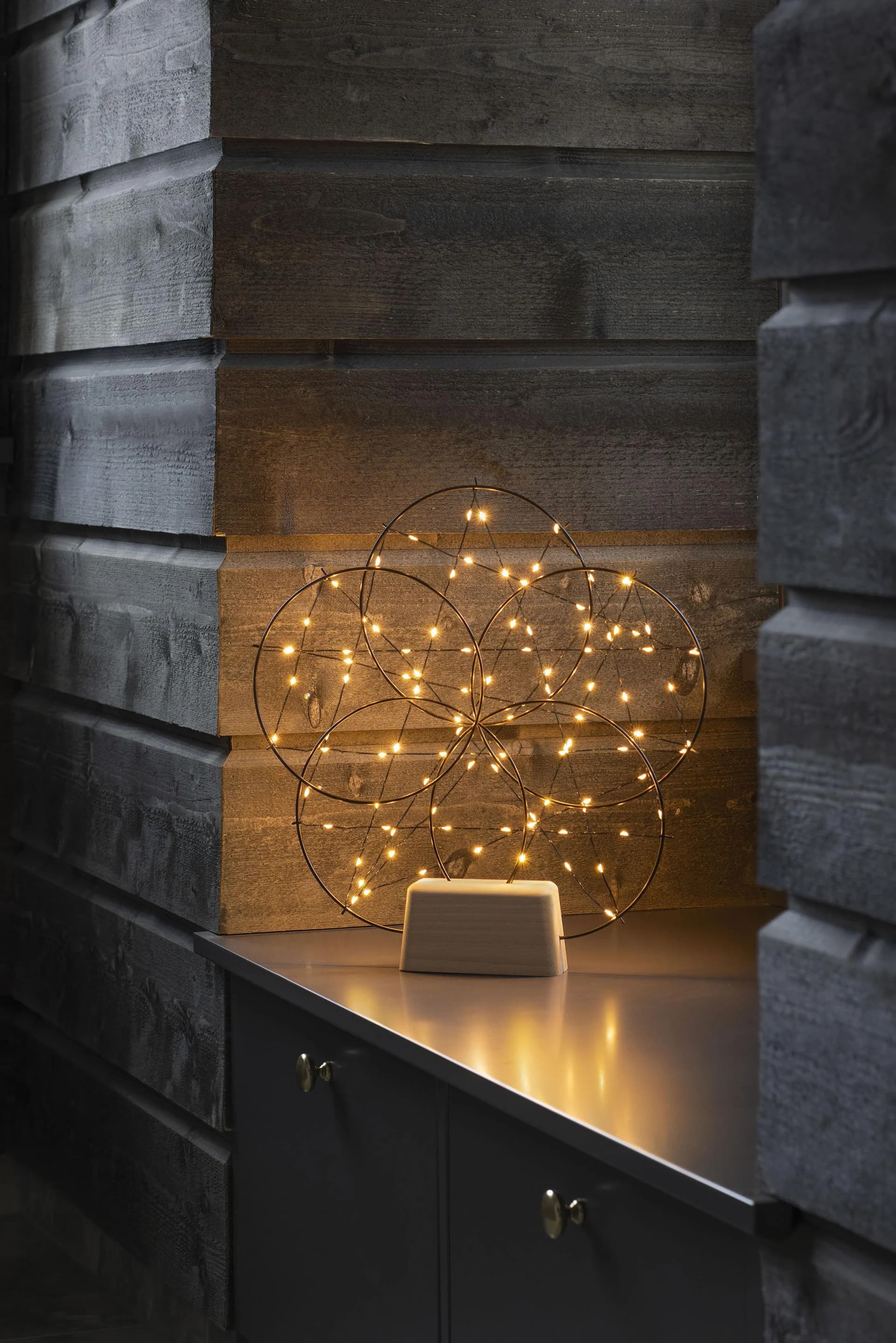 Konstsmide LED-Dekoleuchte 5 kleine Ringe mit Holzfuß