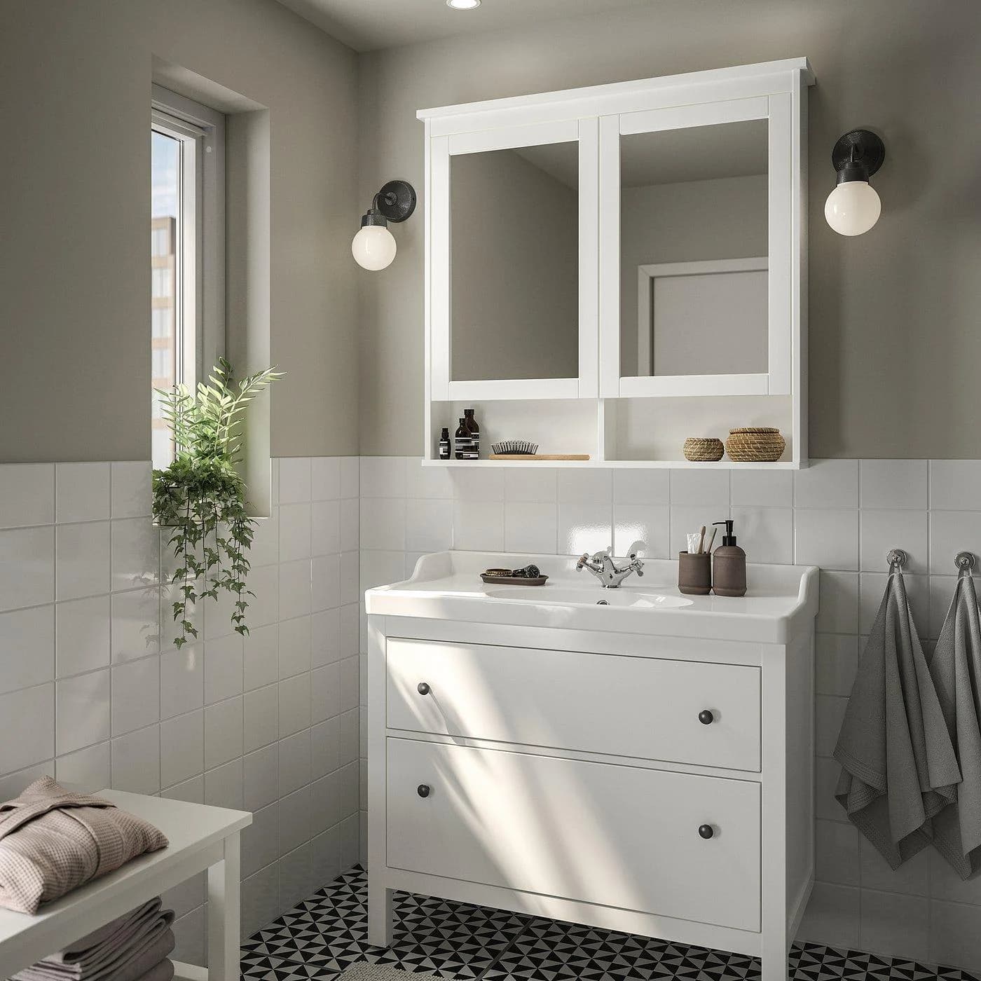 IKEA HEMNES / RUTSJÖN Waschbeckschrank mit Schubladen und Mischbatterie Weiß