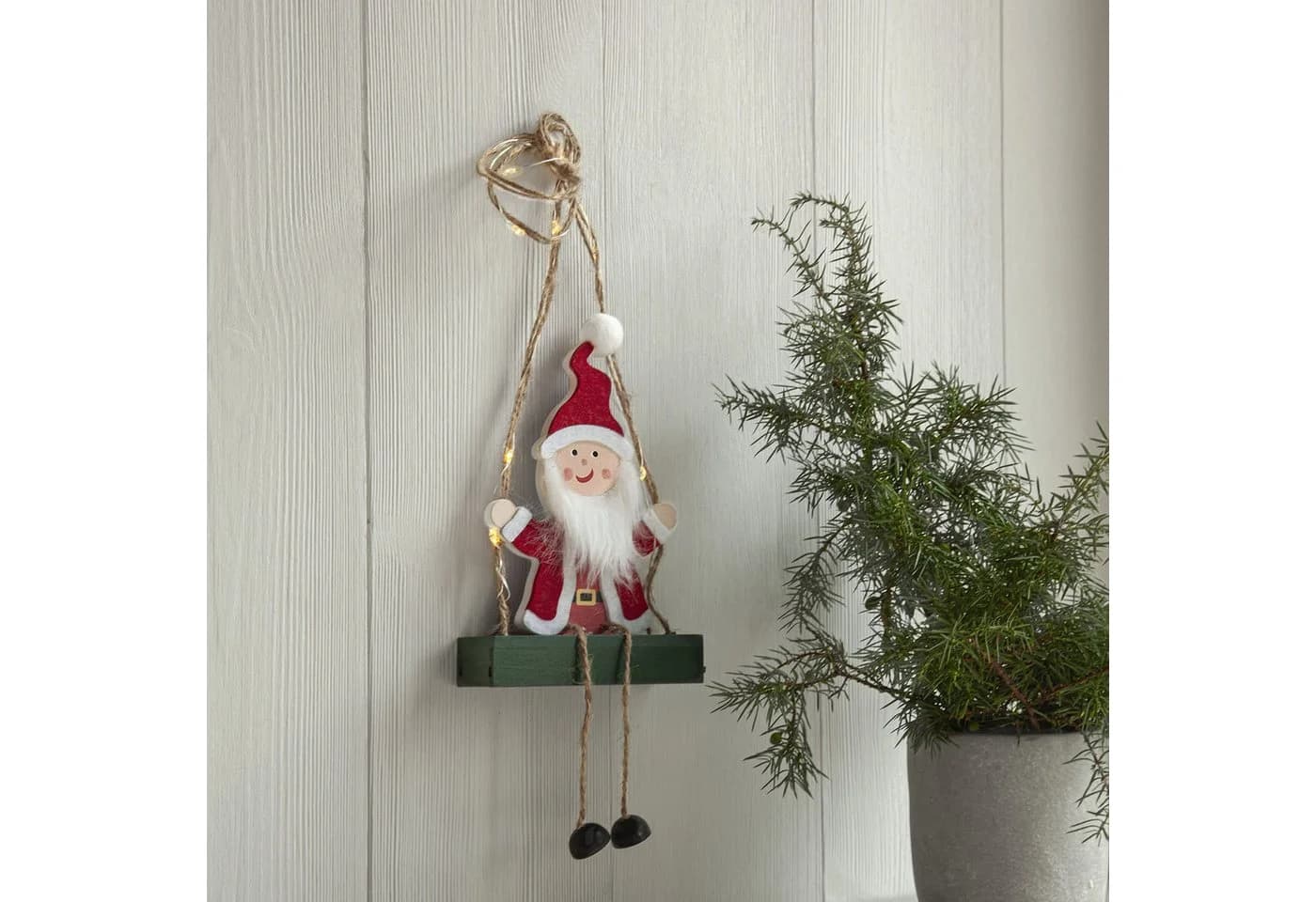 STAR TRADING LED Dekolicht Santa schaukelnder Weihnachtsmann Holz