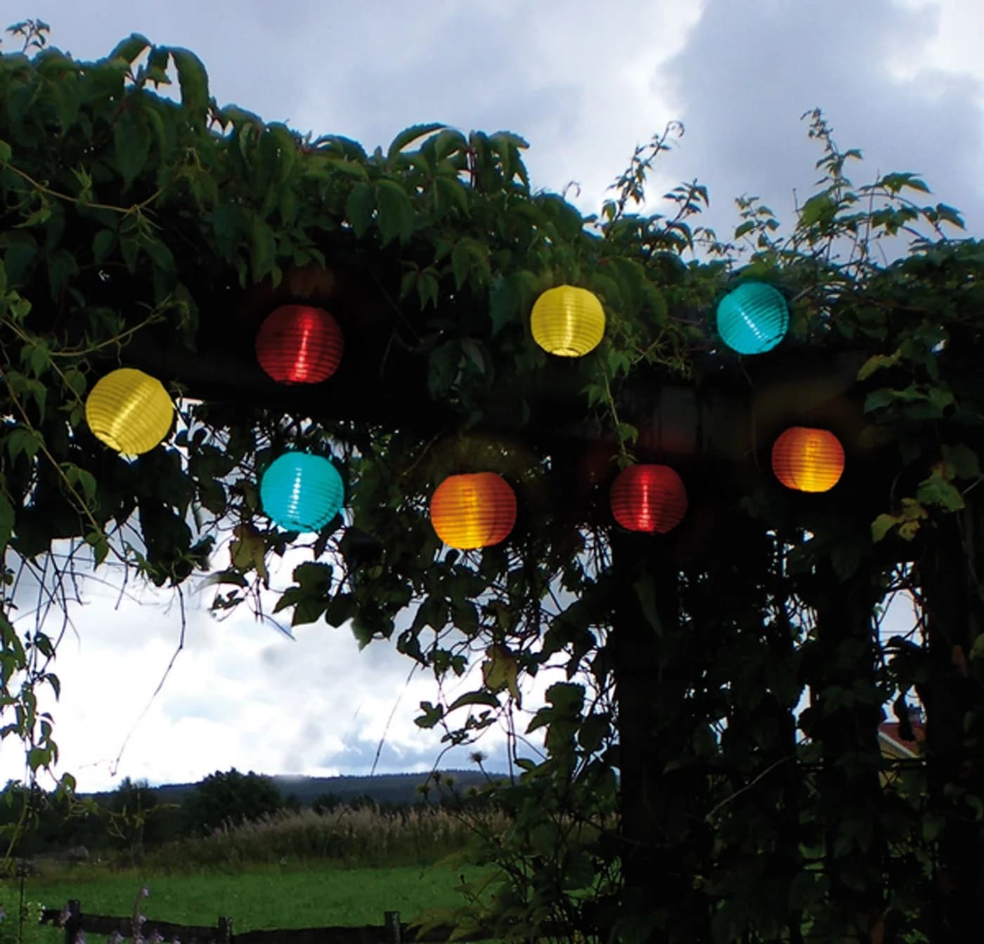 STAR TRADING LED Solarlichterkette mit 10 bunten Lampions