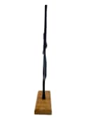 MF Skulptur Tanzimpuls Schwarz Holzsockel Modern Abstrakt Bild 1