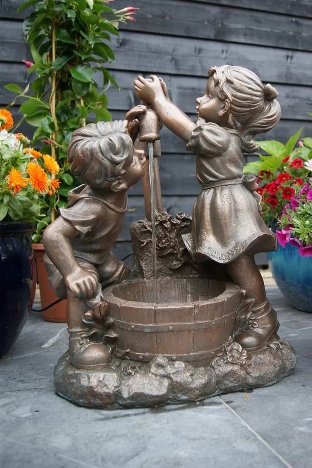 Ubbink Gartenbrunnen Memphis Polyresin Rustikale Dekoration Kinder am Brunnen - Bild 3
