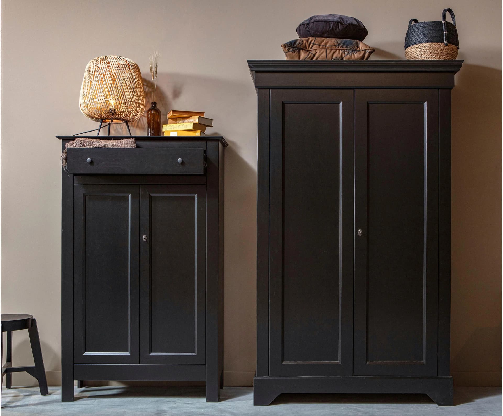 Garderobenschrank WOOOD Isabel Schwarz Kiefernholz 4 Regale