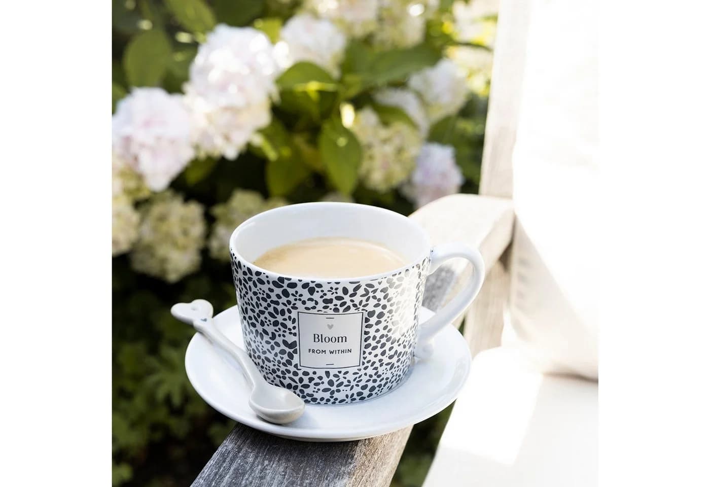 Bastion Collections Tasse Weiß Schwarz Blumenmuster Keramik