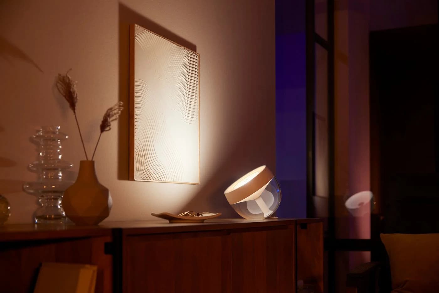 Philips Hue Iris Tischleuchte Weiß Smarte LED-Leuchte White & Color Ambiance