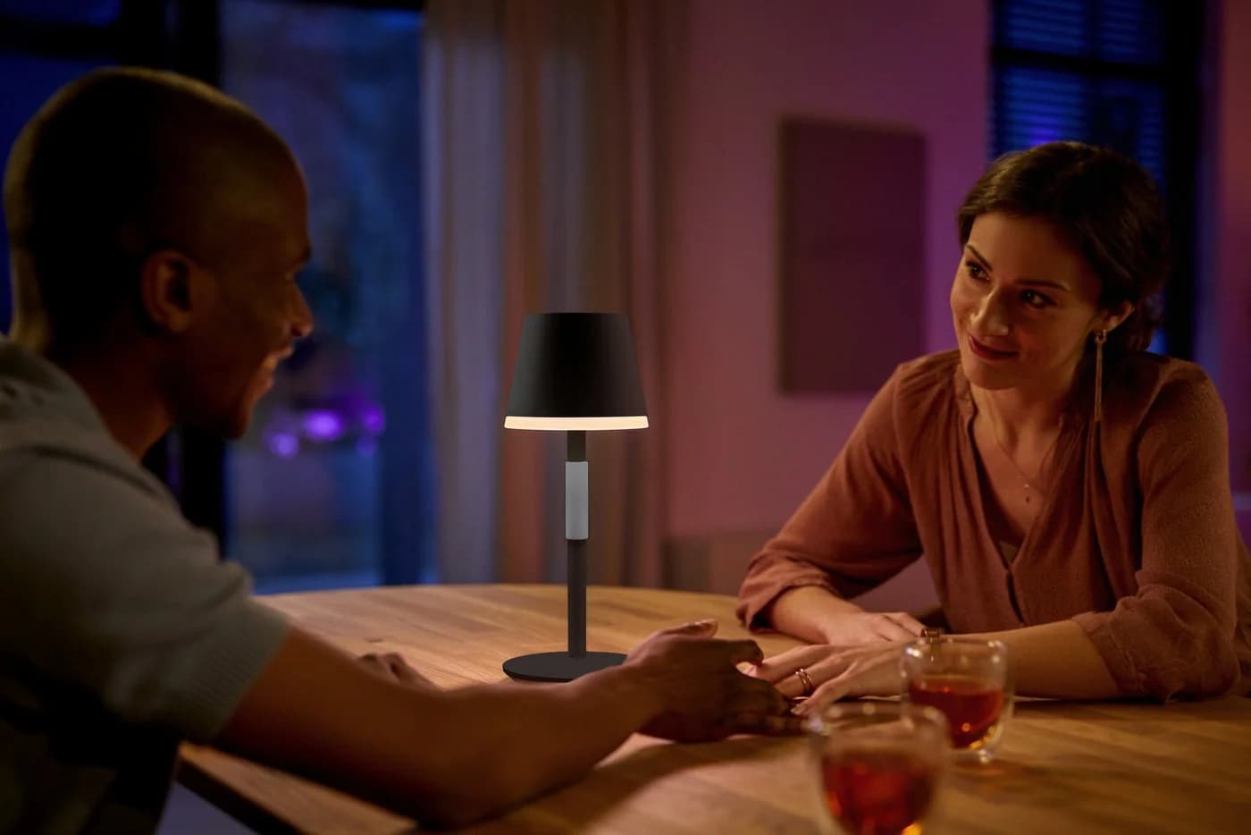 Philips Hue Smarte LED-Leuchte White & Color Ambiance Go Tragbare Tischleuchte Schwarz - Bild 3