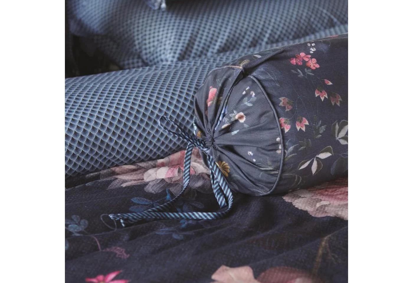 PiP Studio Dekokissen Nackenrolle Tokyo Bouquet Dark Blue