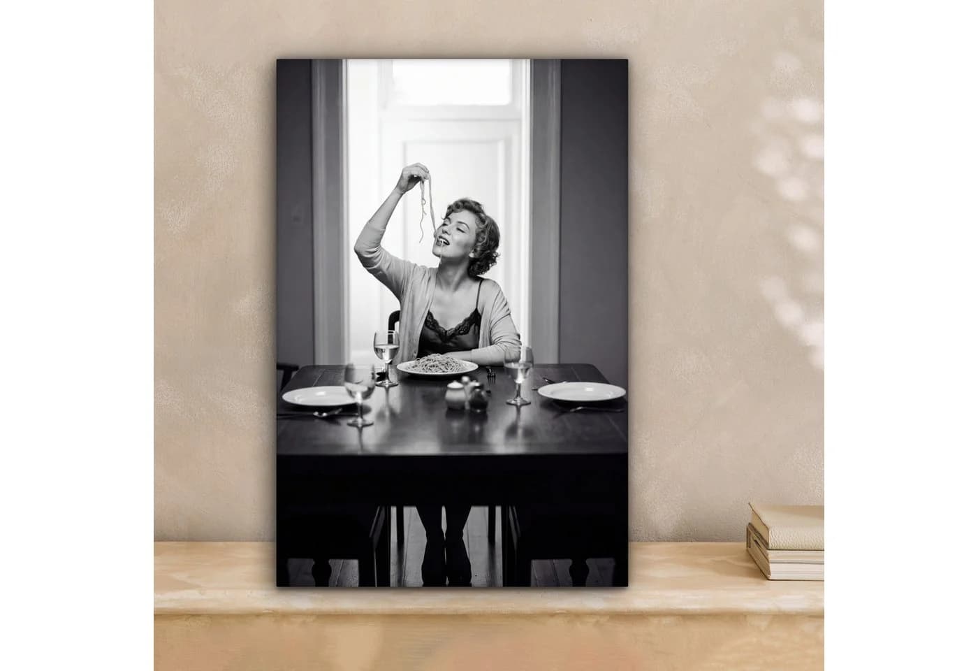 OneMillionCanvasses® Leinwandbild Frau Schwarz-Weiß mit Spaghetti Motiv