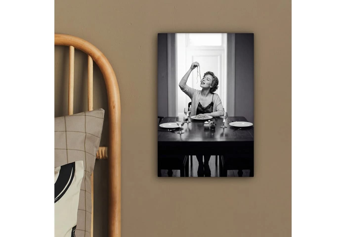 OneMillionCanvasses® Leinwandbild Frau Schwarz-Weiß mit Spaghetti Motiv - Bild 4