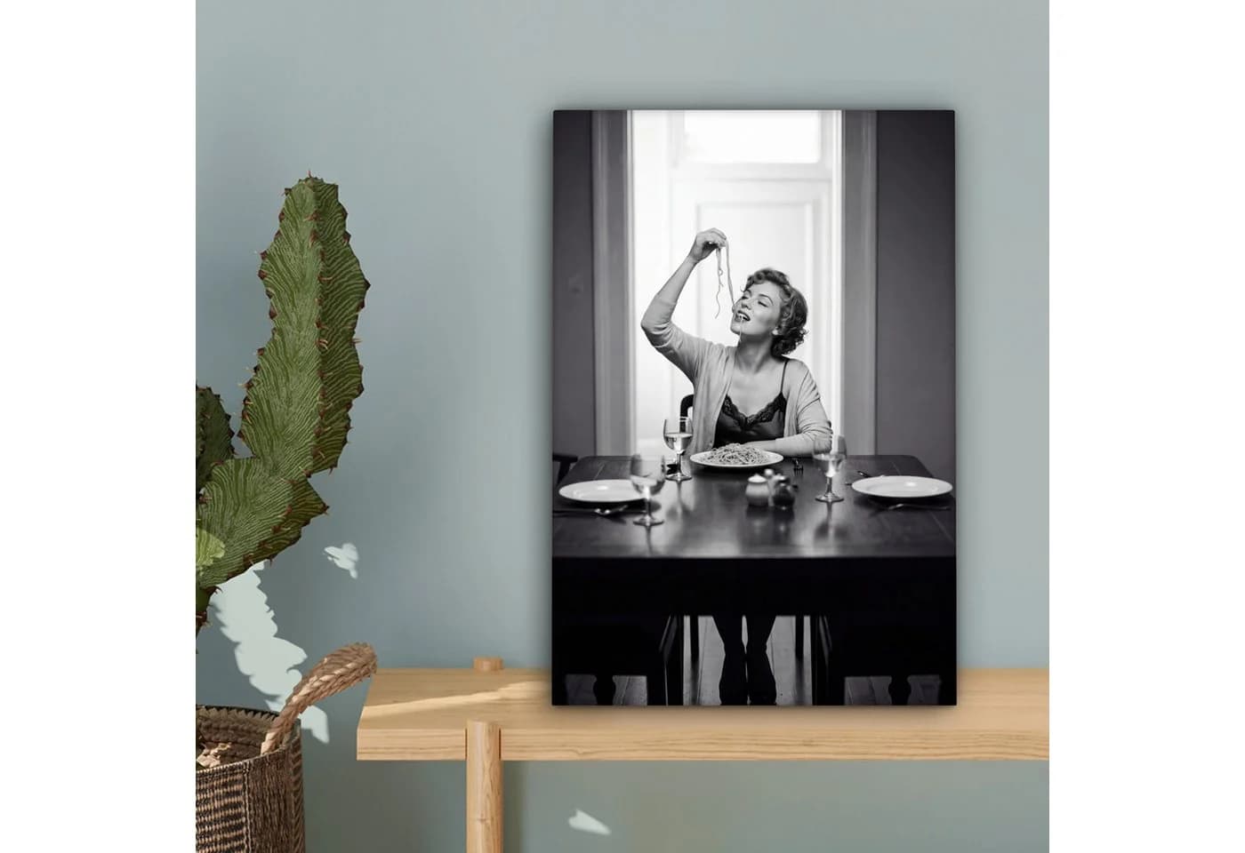 OneMillionCanvasses® Leinwandbild Frau Schwarz-Weiß mit Spaghetti Motiv - Bild 5
