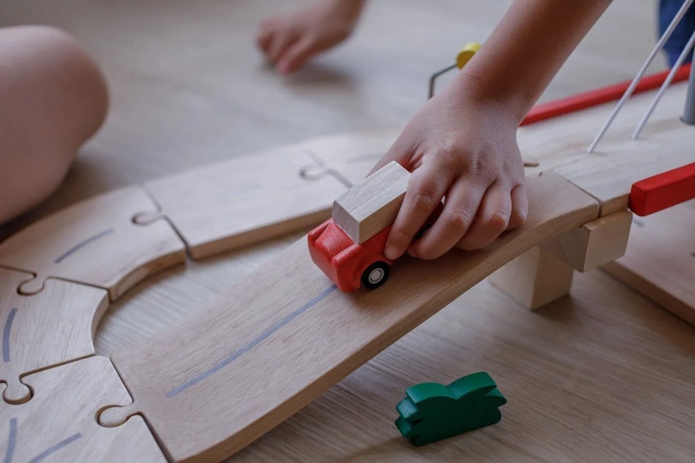 Plantoys Straßensystem Holz Spielzeug-Auto Set - Bild 5