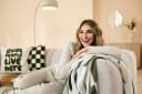 homsy by Ana Johnson Stehleampe Lightbow - Bogenleuchte Beige Matt Bild 1