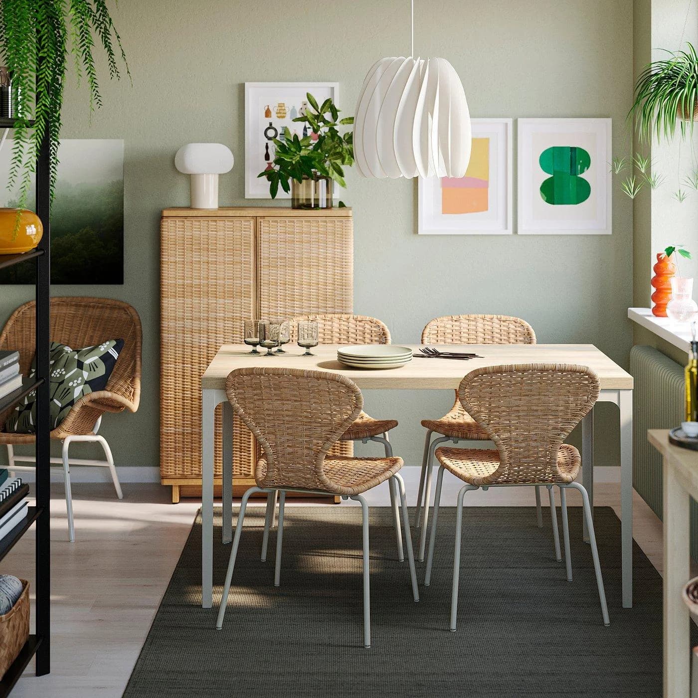 IKEA SKÅLSTA Tisch und 4 Stühle hell graubeige Metall Rattan