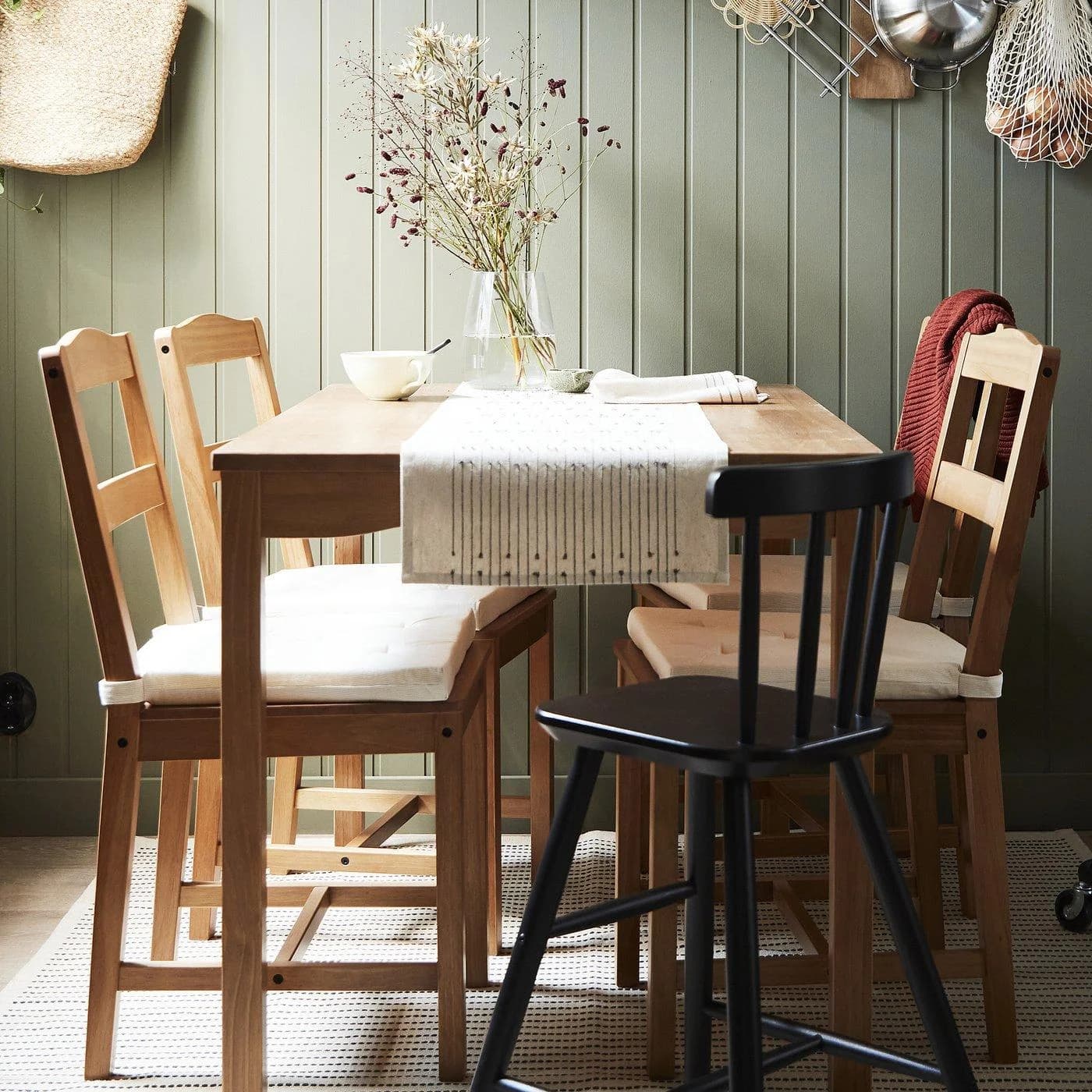 IKEA HÄGERNÄS Esstisch mit 4 Stühlen massiv Kiefer Antikbeize