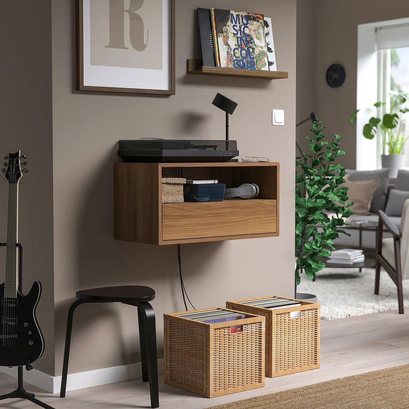 IKEA EKET Mediafach mit Schiene wandmontiert Braun