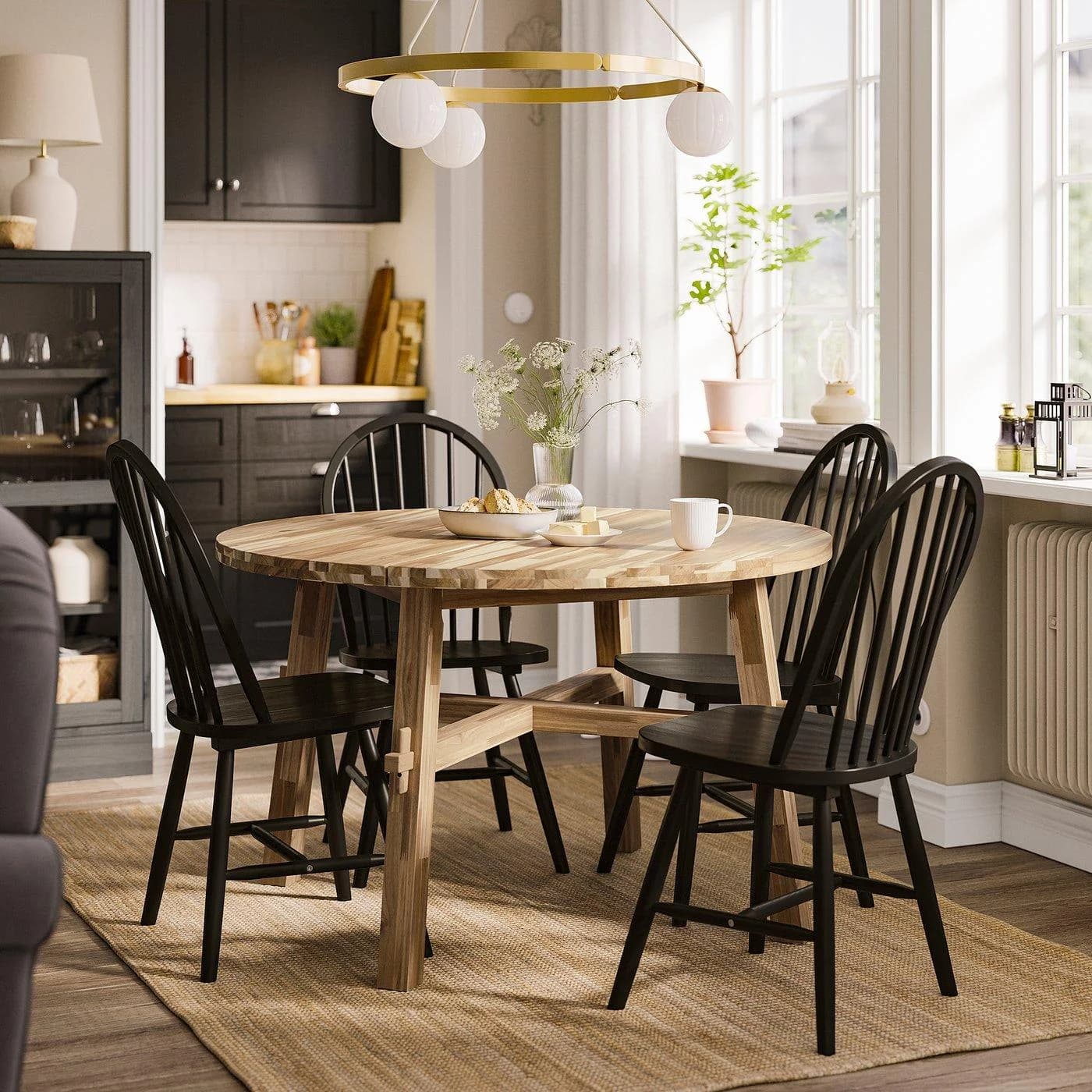 IKEA SKOGSTA Esstisch und 4 Stühle massiv Akazie braun/schwarz