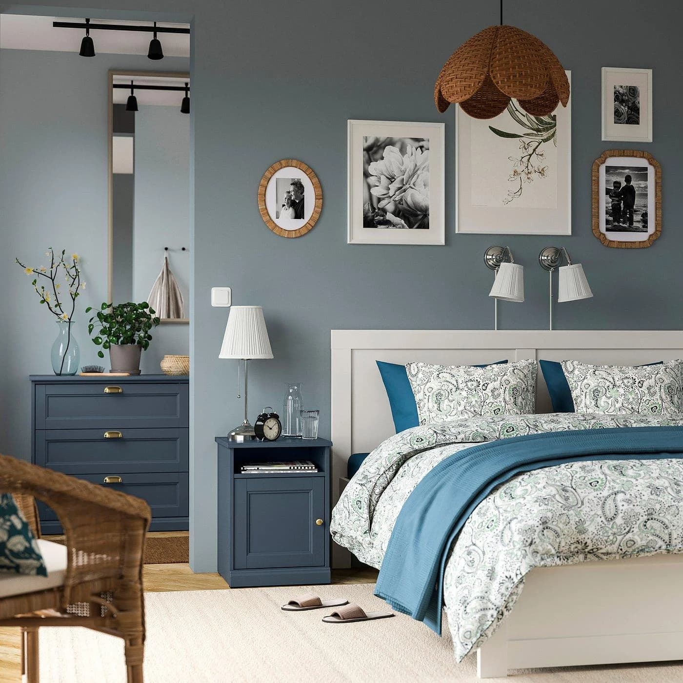 IKEA FÅGELFJÄLLET Ablagetisch Dunkelblau mit Messingoptik & Kabelmanagement