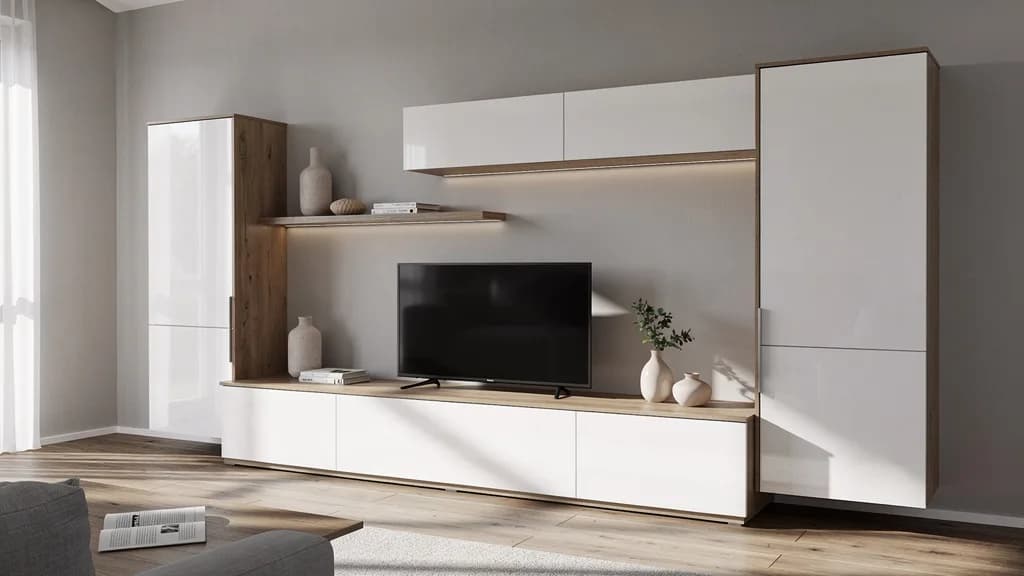 Moderne Wohnwand in Weiß Hochglanz und Eiche-Dekor mit TV-Lowboard und indirekter LED-Beleuchtung im hellen Wohnzimmer.