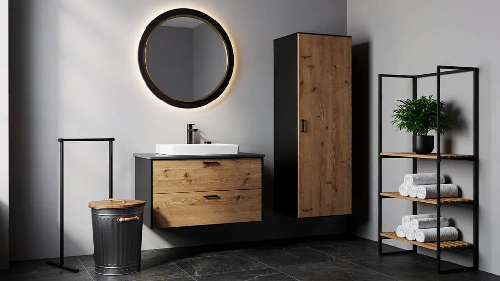 Industrial Badezimmer mit Eiche-Waschtisch, rundem schwarzem LED-Spiegel, Hochschrank, Metallregal und freistehendem Handtuchständer.