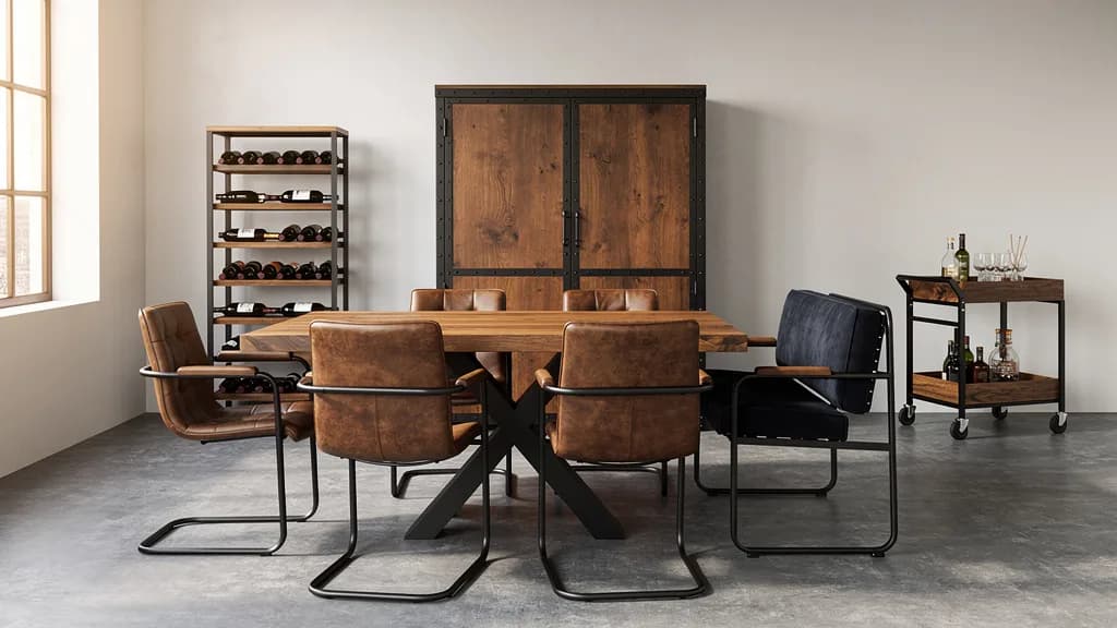 Industrial Esszimmer mit Mangoholz-Esstisch auf schwarzem X-Gestell, braunen Lederstühlen, Weinregal und Servierwagen.
