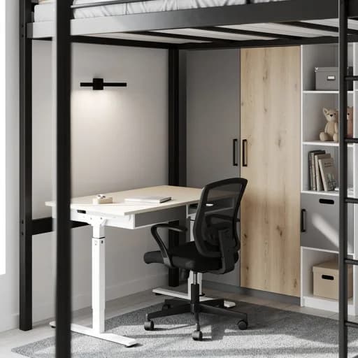 Arbeitsplatz unter dem schwarzen Hochbett mit weißem Schreibtisch, schwarzem Netzstuhl und schmaler Wandleuchte.