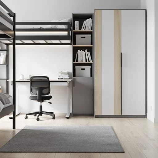 Grauer Kleiderschrank mit Ulmen-Dekor neben schmalem Bücherregal, davor ein grauer Kurzflorteppich.