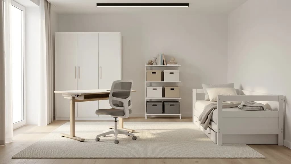 Modernes Kinderzimmer in Cremeweiß mit höhenverstellbarem Schreibtisch, weißem Bett und Regal mit Stoffboxen.