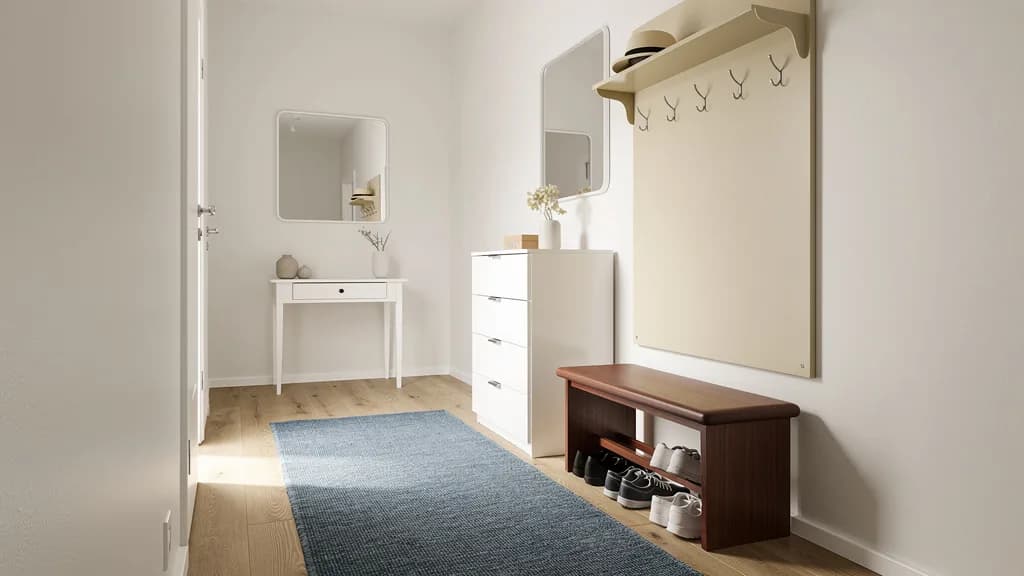 Heller skandinavischer Flur mit cremebeiger Wandgarderobe, brauner Holzbank mit Schuhen, weißem Schuhschrank, Spiegel und blauem Wollläufer auf Eichenboden.