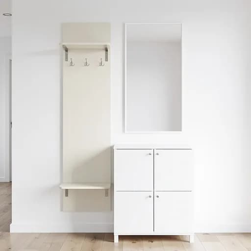 Cremefarbenes Garderobenpaneel mit Haken, weißer Wandspiegel und weißer Schuhschrank mit vier Türen an heller Flurwand.