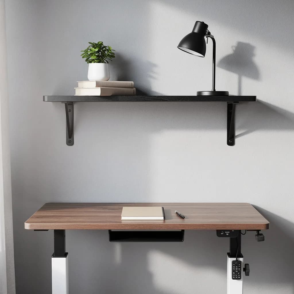 Arbeitsecke im WG-Zimmer mit höhenverstellbarem Schreibtisch und schwarzem Wandregal mit Büchern und Pflanze