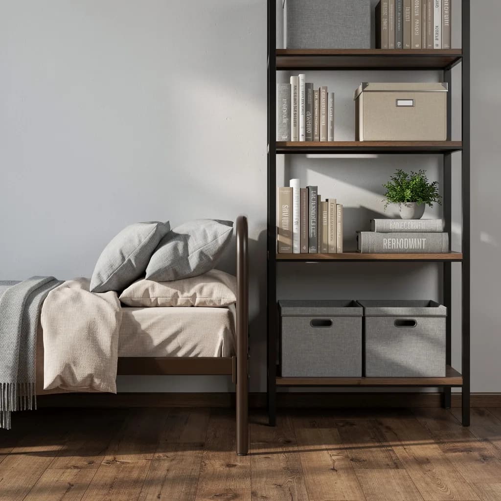 Schlaf- und Stauraumecke mit Metallbett und offenem Regal als Raumteiler mit Büchern und Stoffboxen