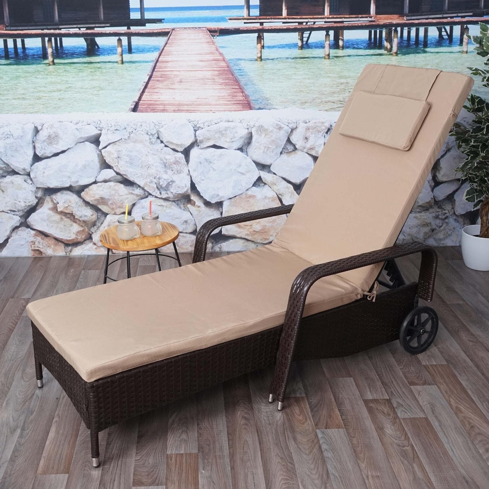 MCW Poly-Rattan Sonnenliege Cesena Braun mit beige Kissen