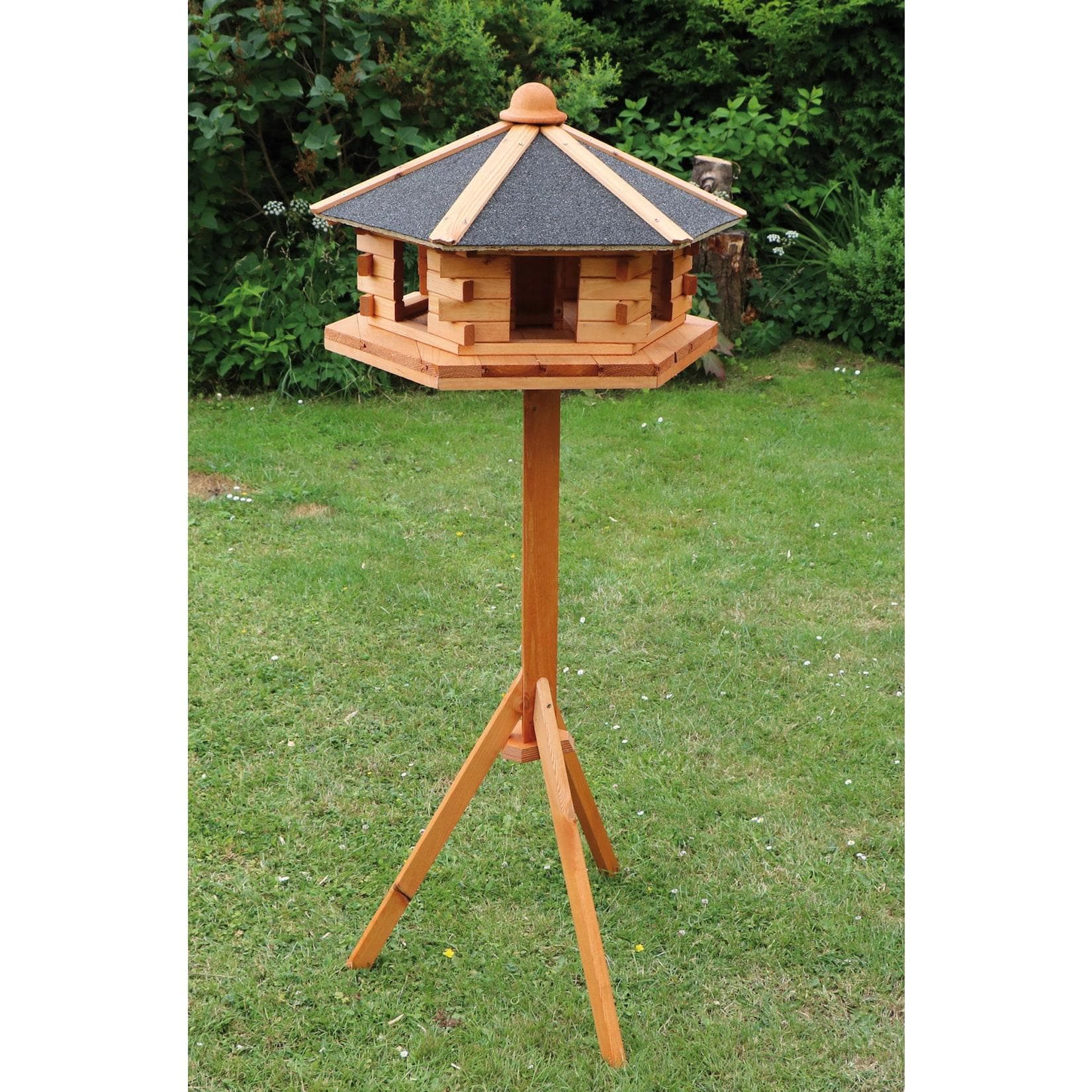 Traditionelles Vogelhaus aus Kiefernholz