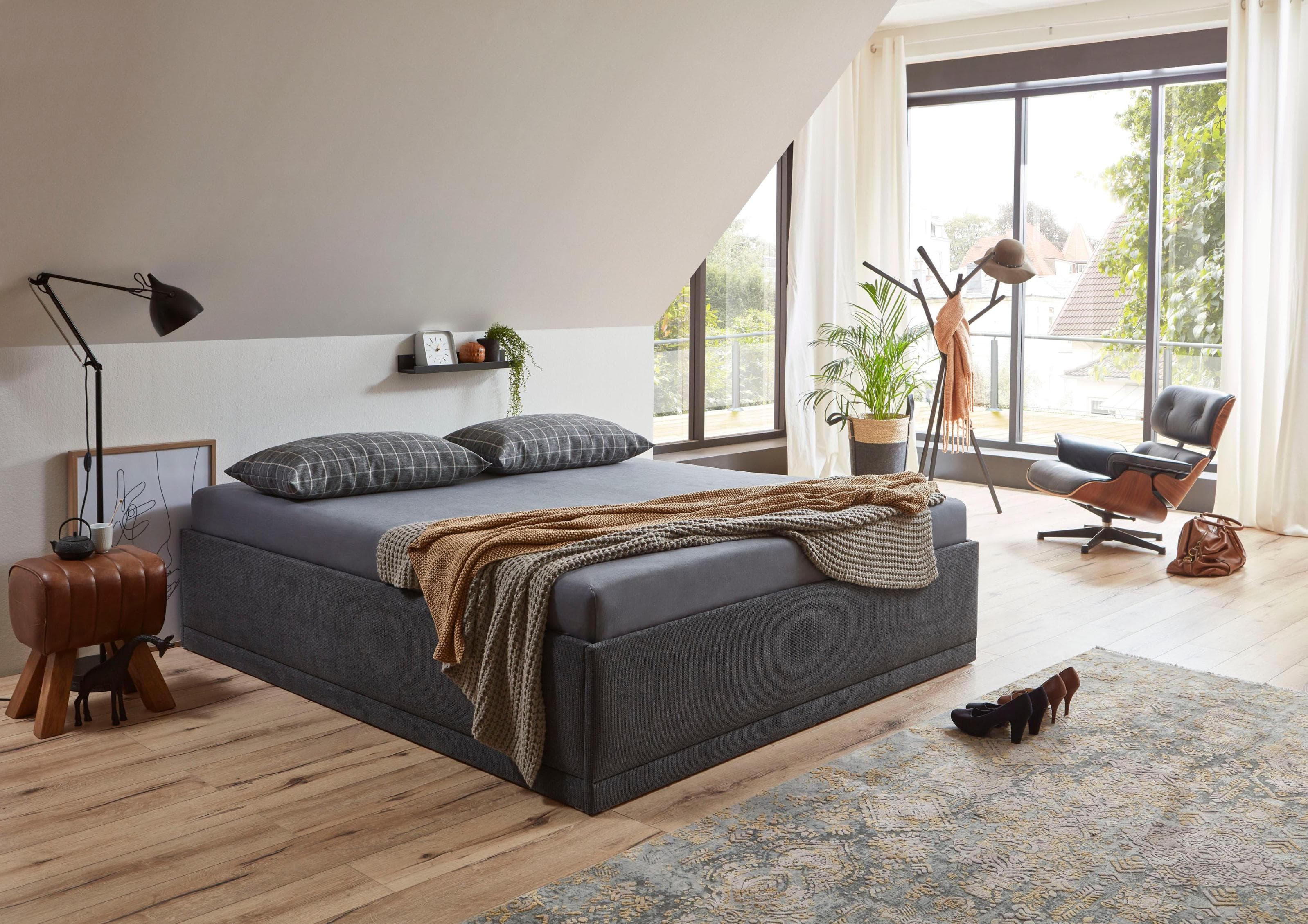 Polsterbett mit Zierkissen und Bettkasten