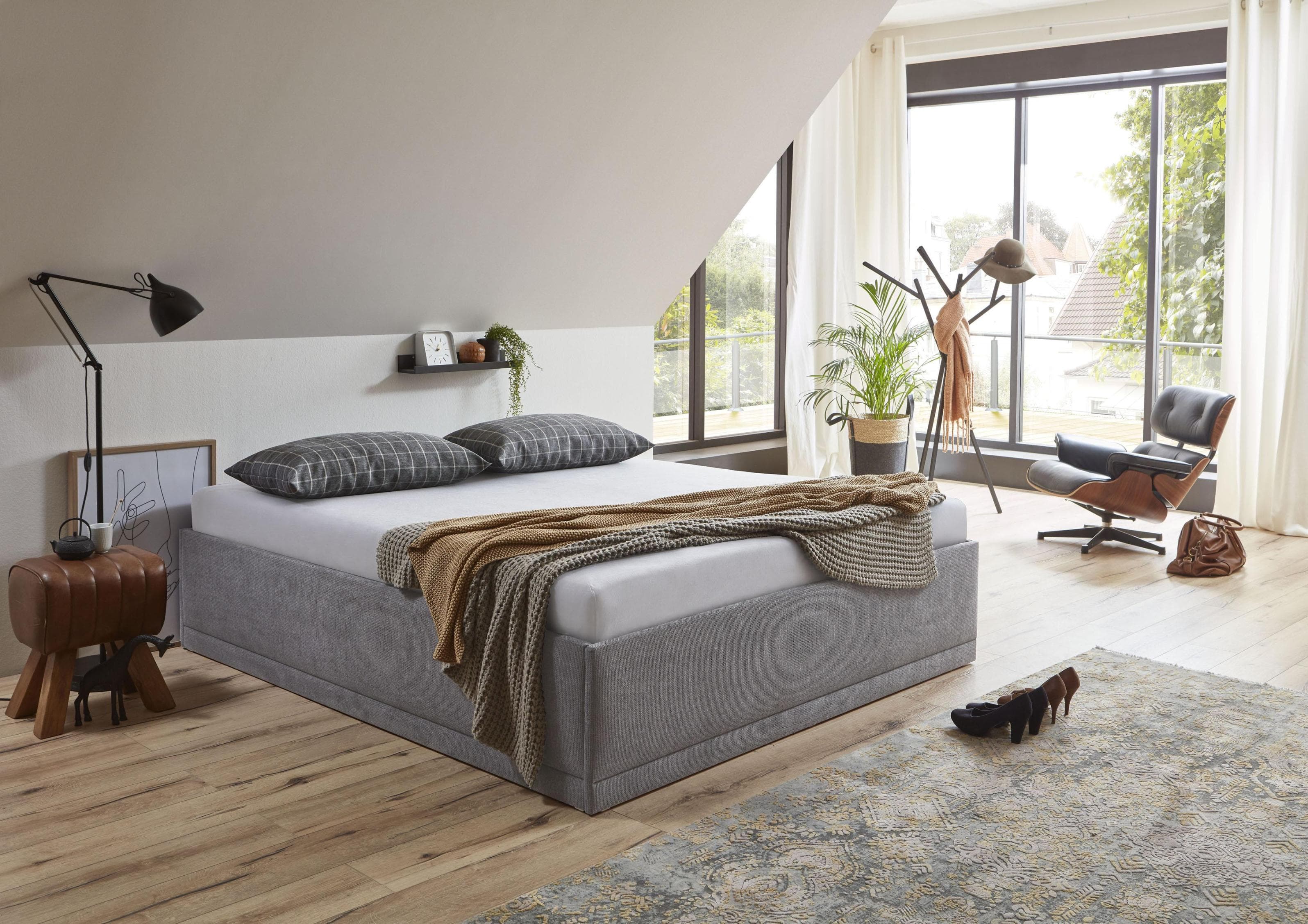 Polsterbett mit Zierkissen und Bettkasten