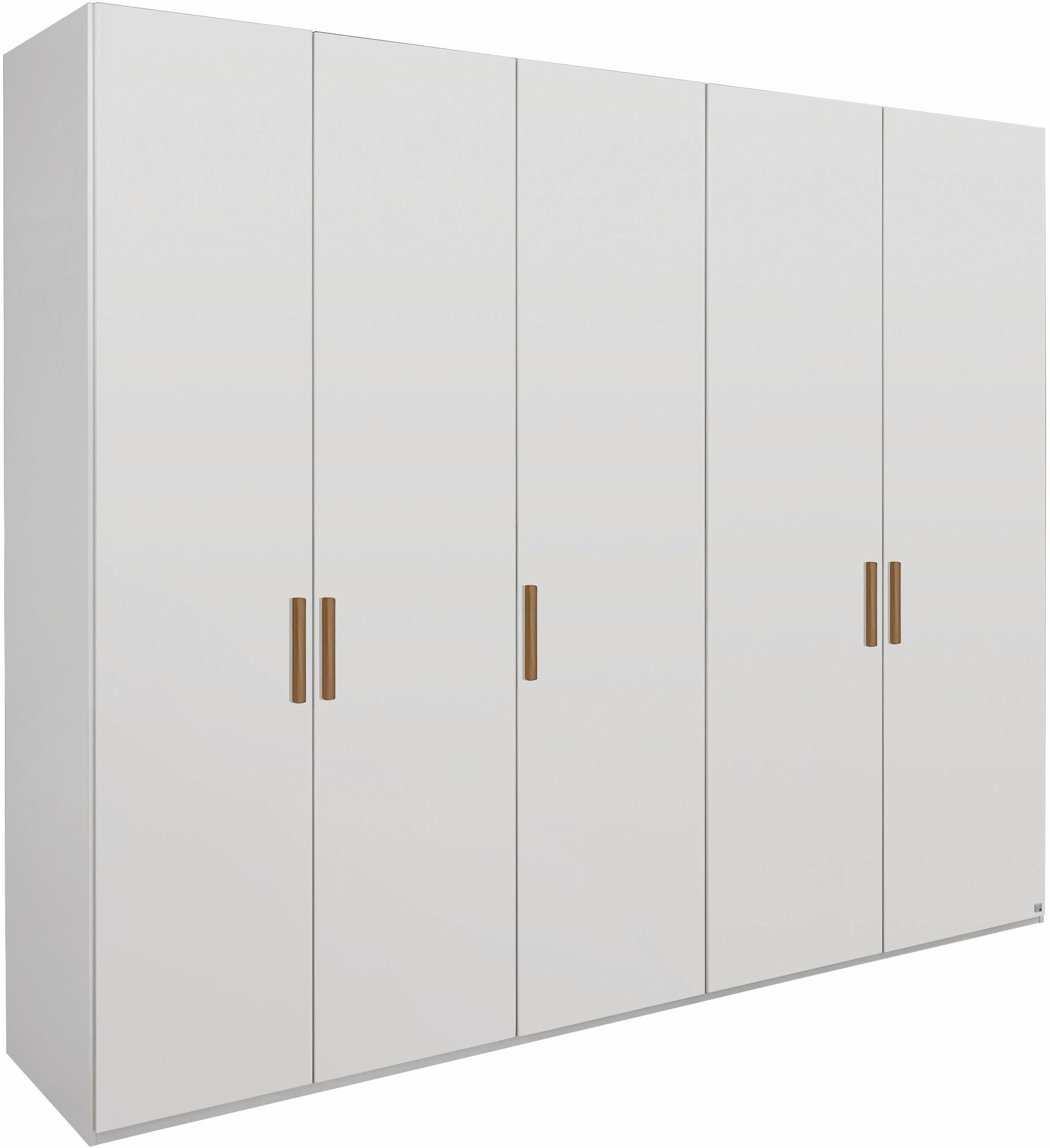 Drehtürenschrank mit Massivholzgriffen