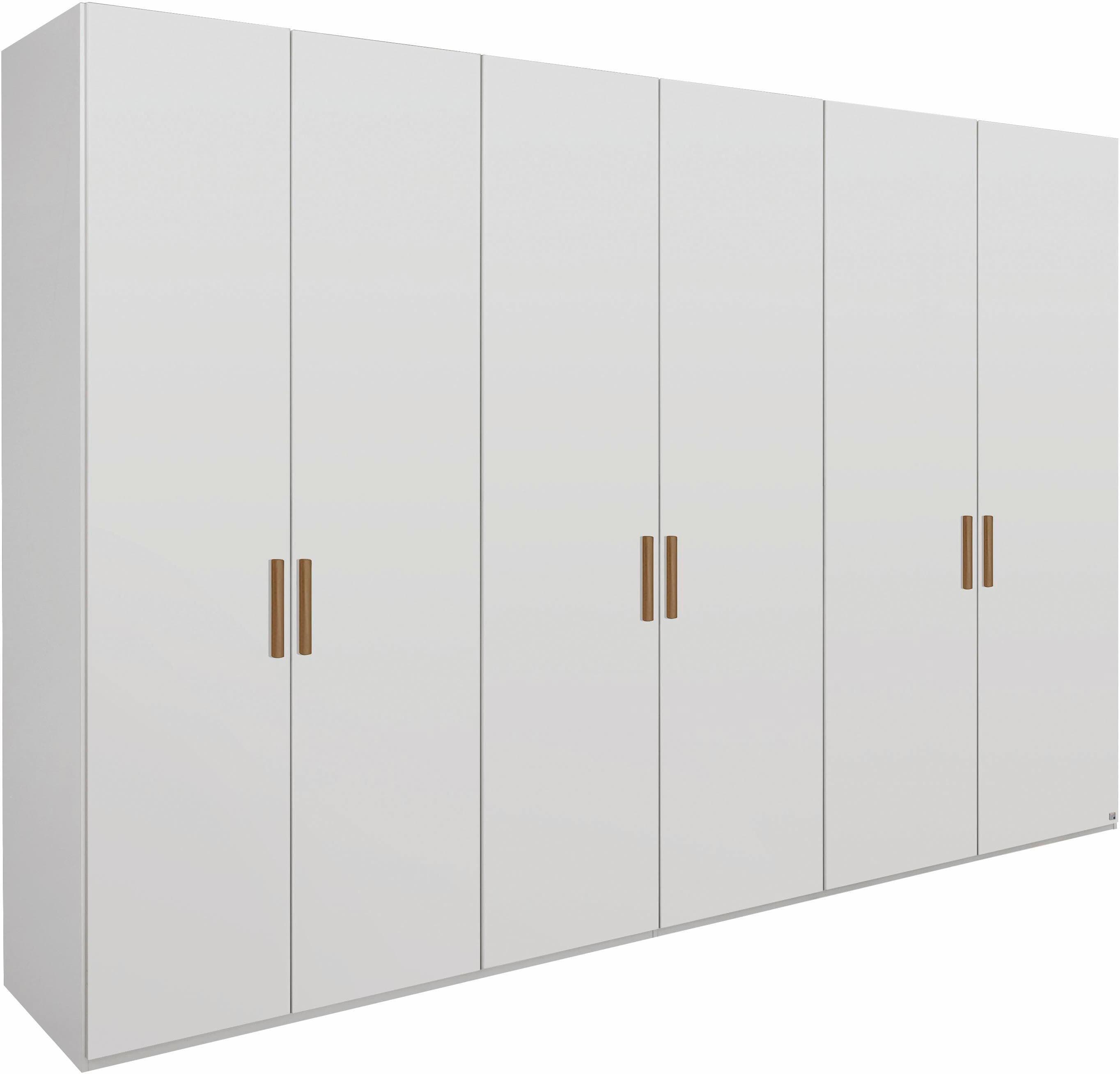 Drehtürenschrank mit Massivholzgriffen