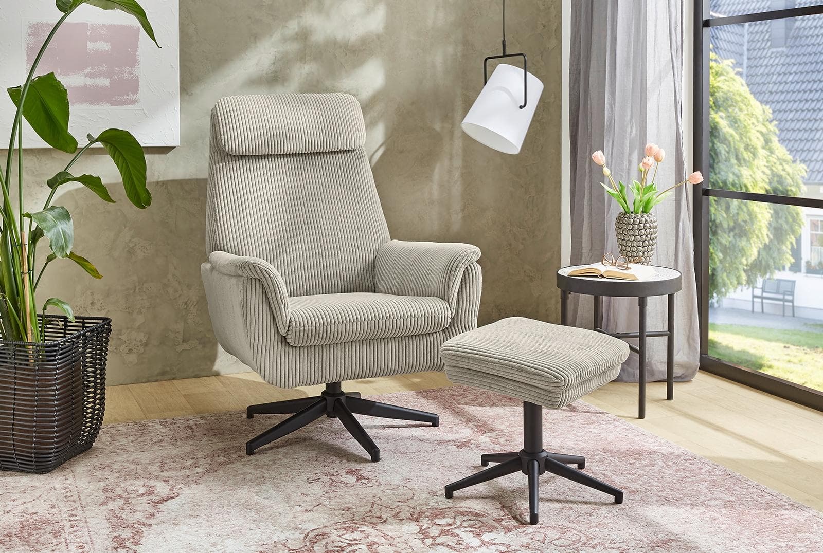 Drehbarer Relaxsessel mit praktischer Fußstütze