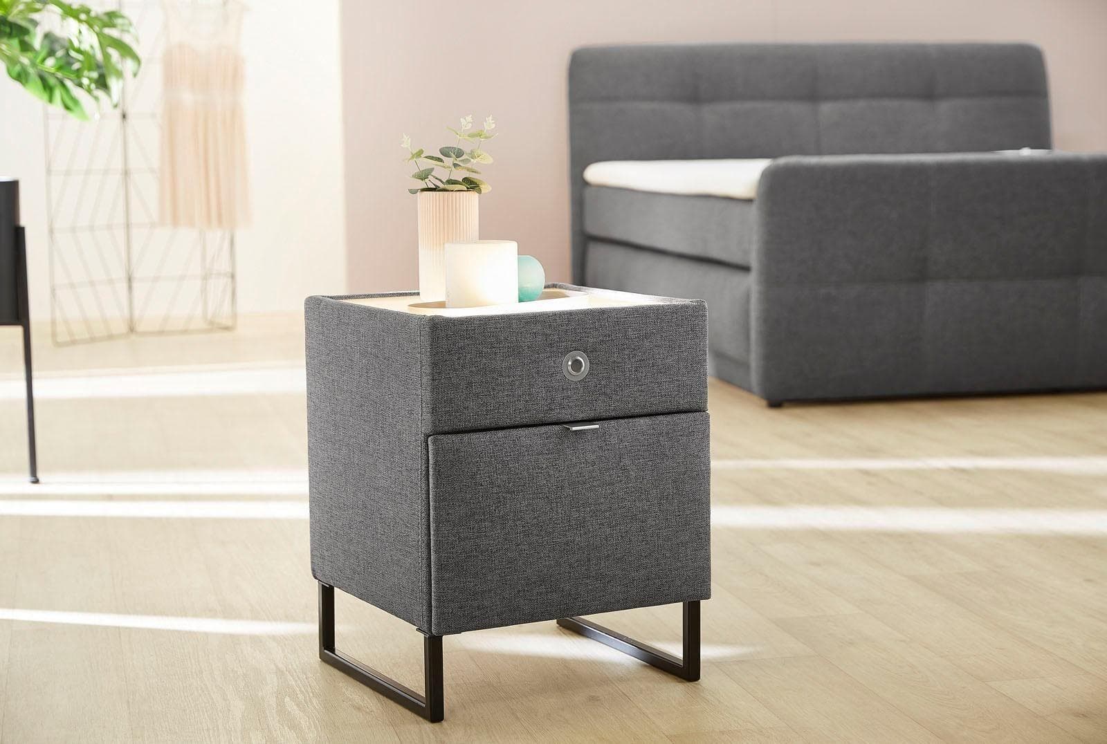 Jockenhöfer Gruppe Nachtkonsole Linea mit LED-Beleuchtung