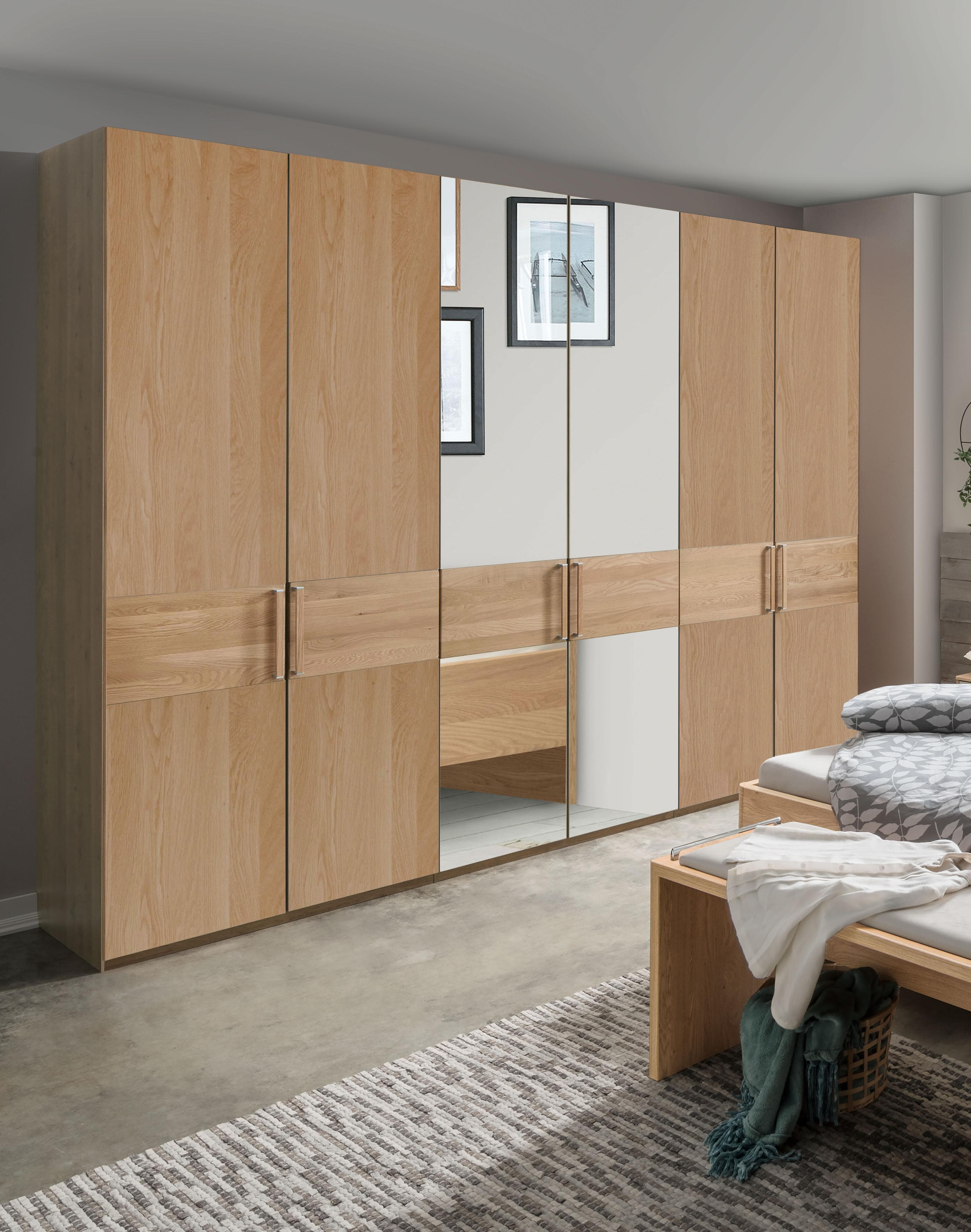 Drehtürenschrank mit Kristallspiegel